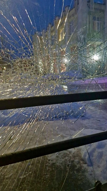 Полиция Южи разыскивает вандалов, разбивших стекла на остановке 